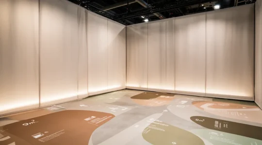 Stand d'exposition de 9m² avec sol imprimé et murs lumineux créant une expérience immersive