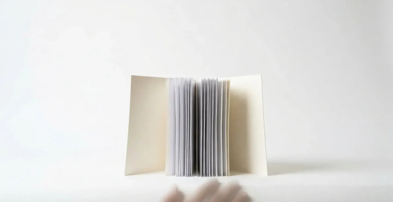 Vue latérale d'une brochure ouverte montrant le contraste d'épaisseur entre couverture et pages intérieures