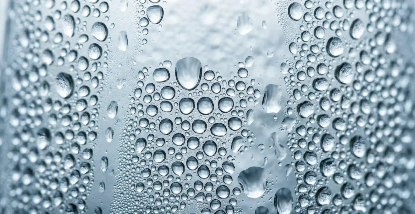 Gros plan sur effet de condensation sur surface avec gouttelettes d'eau