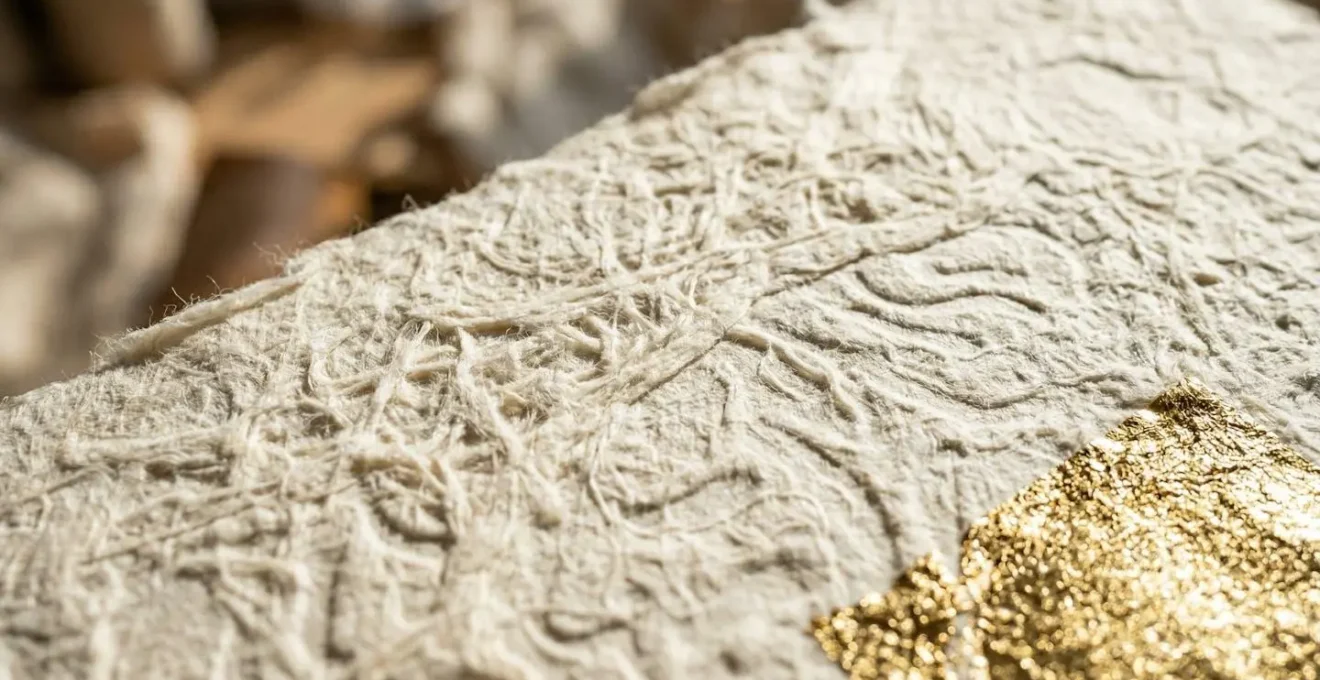 Gros plan sur la texture d'un papier de création avec reliefs et fibres visibles