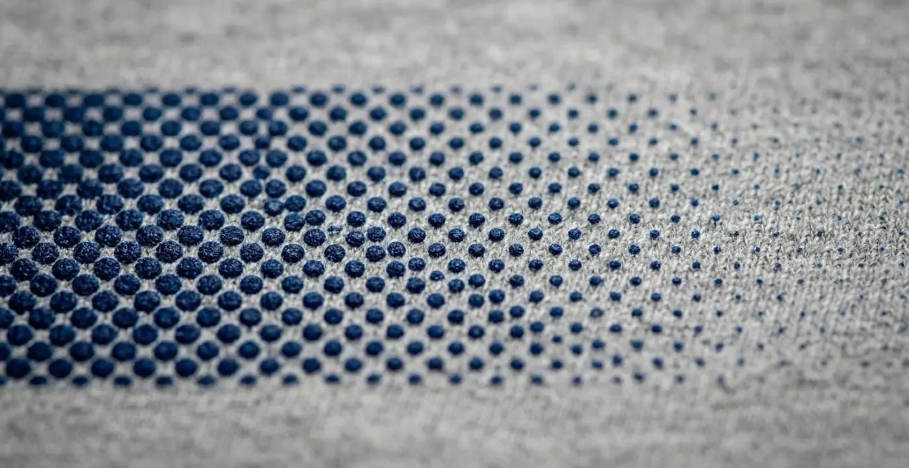 Vue macro d'une trame sérigraphique montrant l'effet de points créant un dégradé visuel